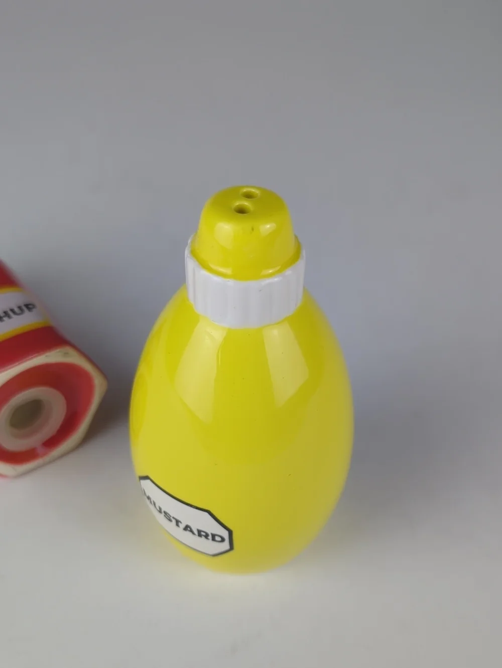Salt & Pepper Ceramic Shakers Ketchup & Mustard Retro Look
